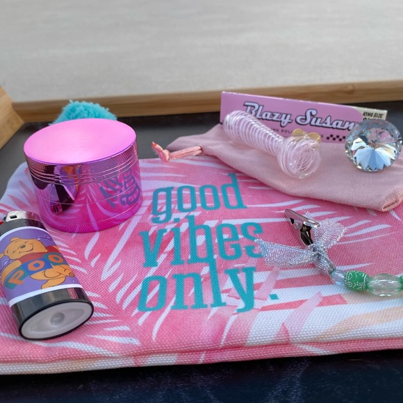 When A Woman Smokes Kit 💨 - Picture 8 of 10